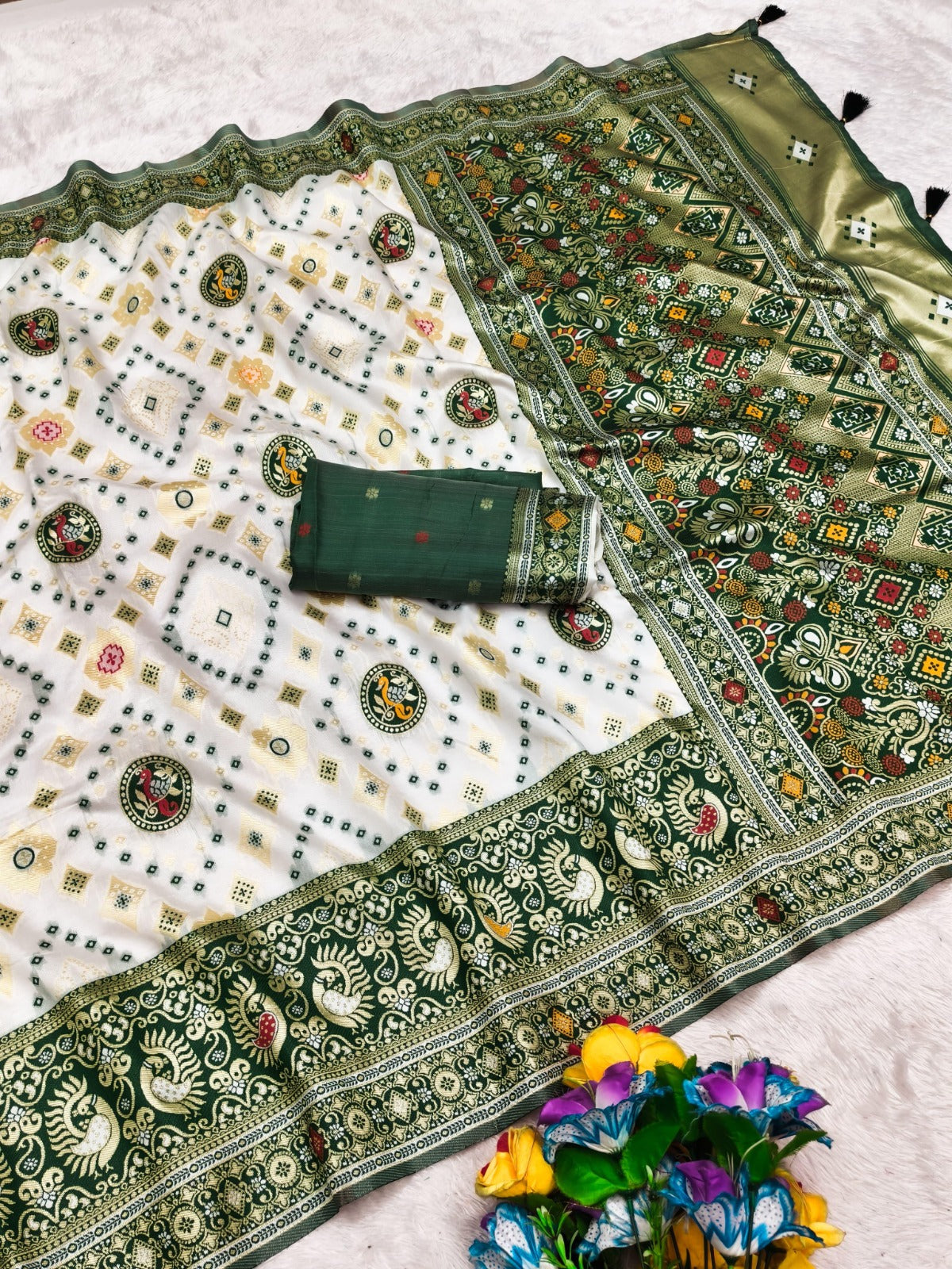 Elegant Soft Silk Saree with Dual-Tone Meenakari Design